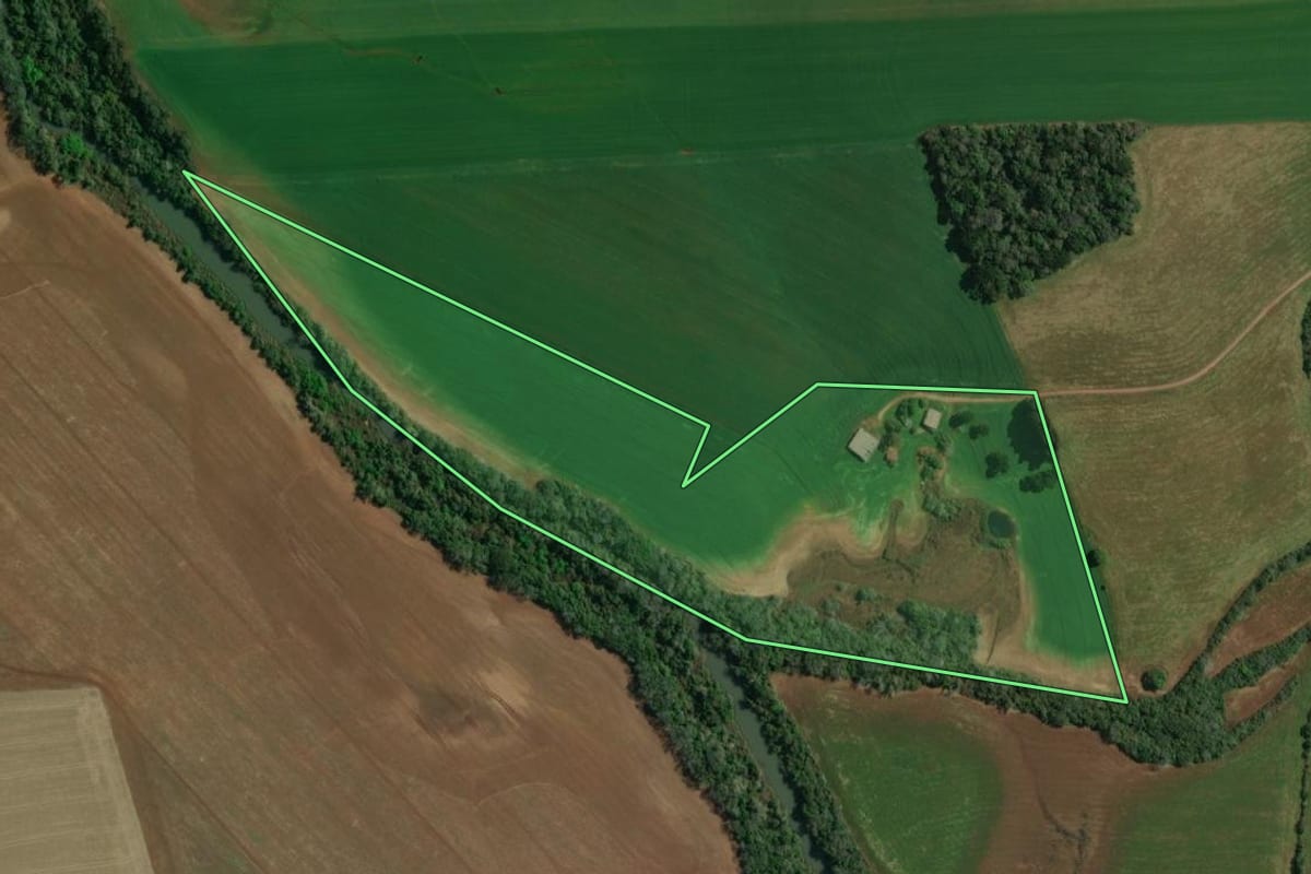 Imagem de satélite do imóvel rural em Ibiaçá (RS), com o contorno declarado no CAR desenhado por cima.
