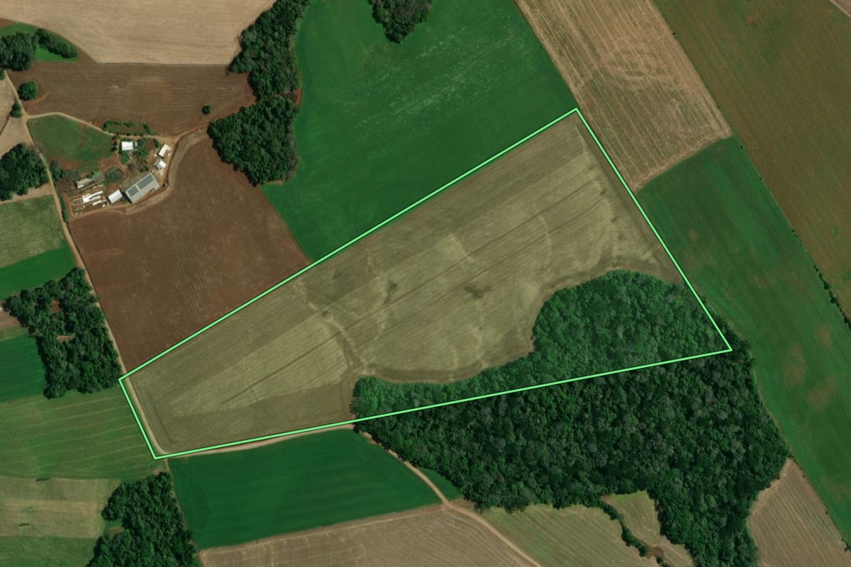 Imagem de satélite do imóvel rural em Ibiaçá (RS), com o contorno declarado no CAR desenhado por cima.