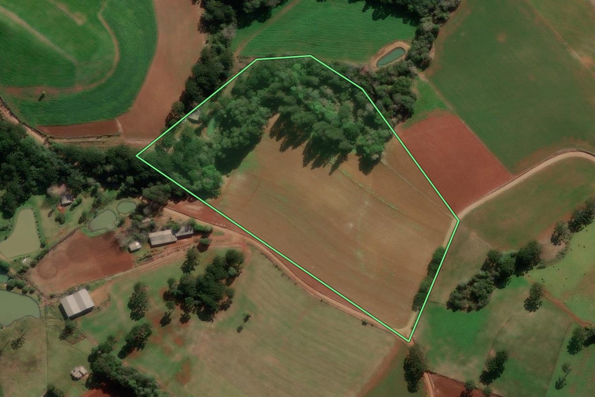 Imagem de satélite do imóvel rural em Ibiraiaras (RS), com o contorno declarado no CAR desenhado por cima.