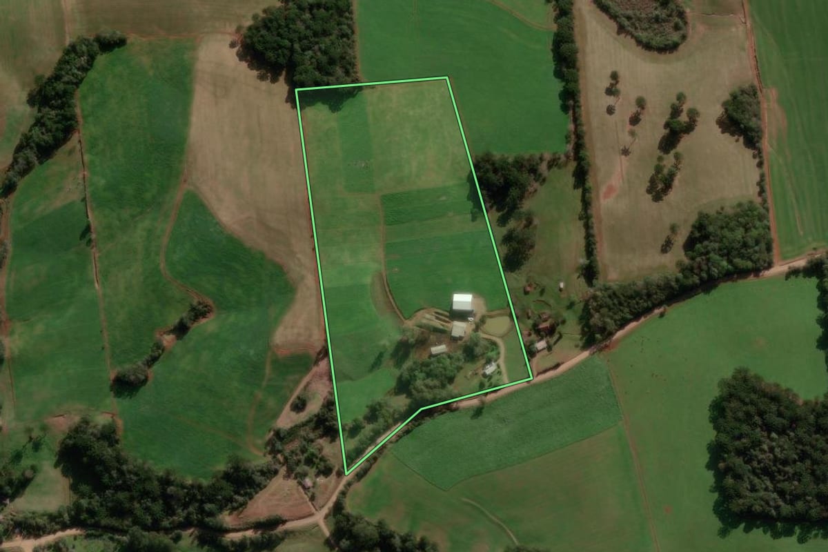 Imagem de satélite do imóvel rural em Ibiraiaras (RS), com o contorno declarado no CAR desenhado por cima.