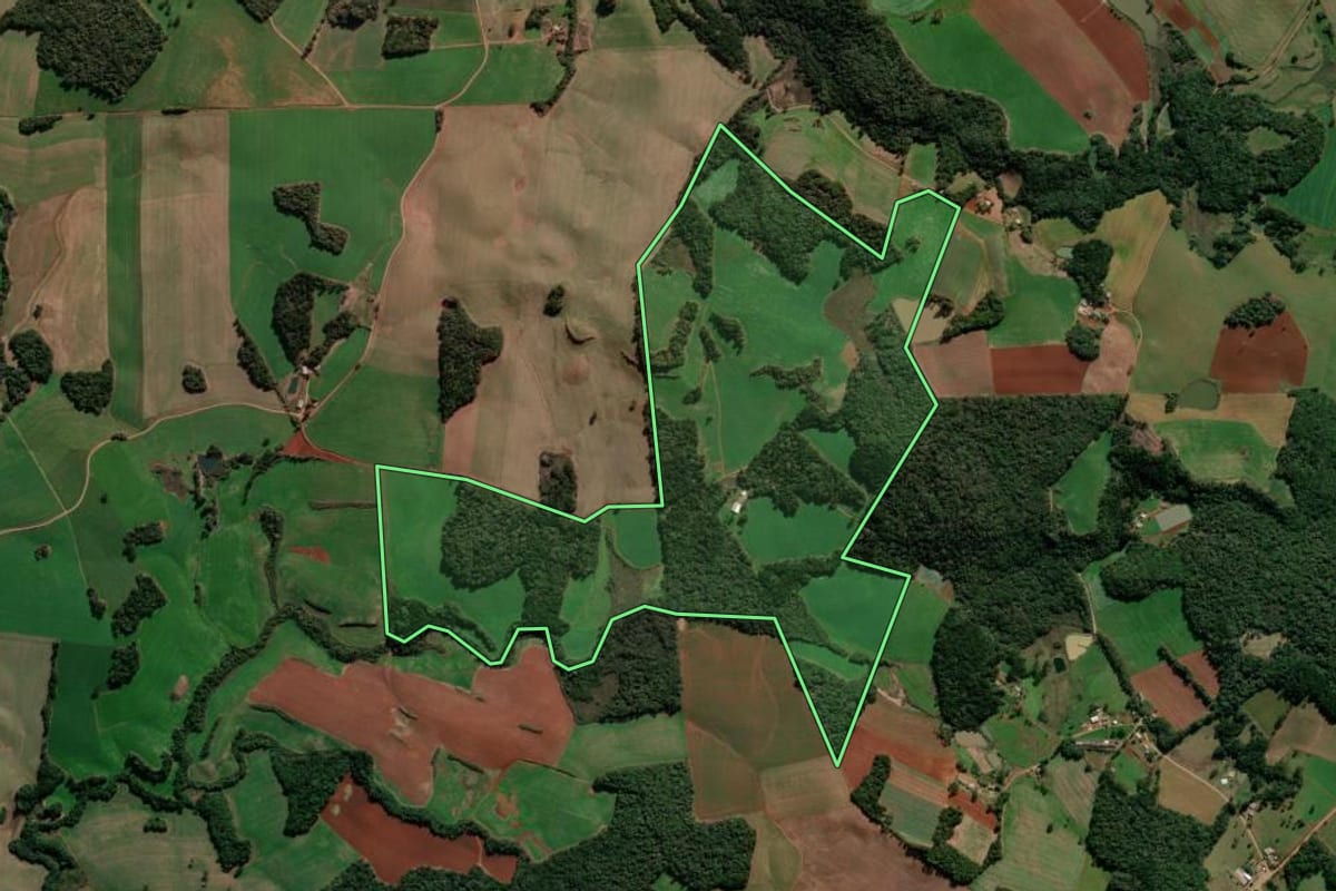 Imagem de satélite do imóvel rural em Ibiraiaras (RS), com o contorno declarado no CAR desenhado por cima.