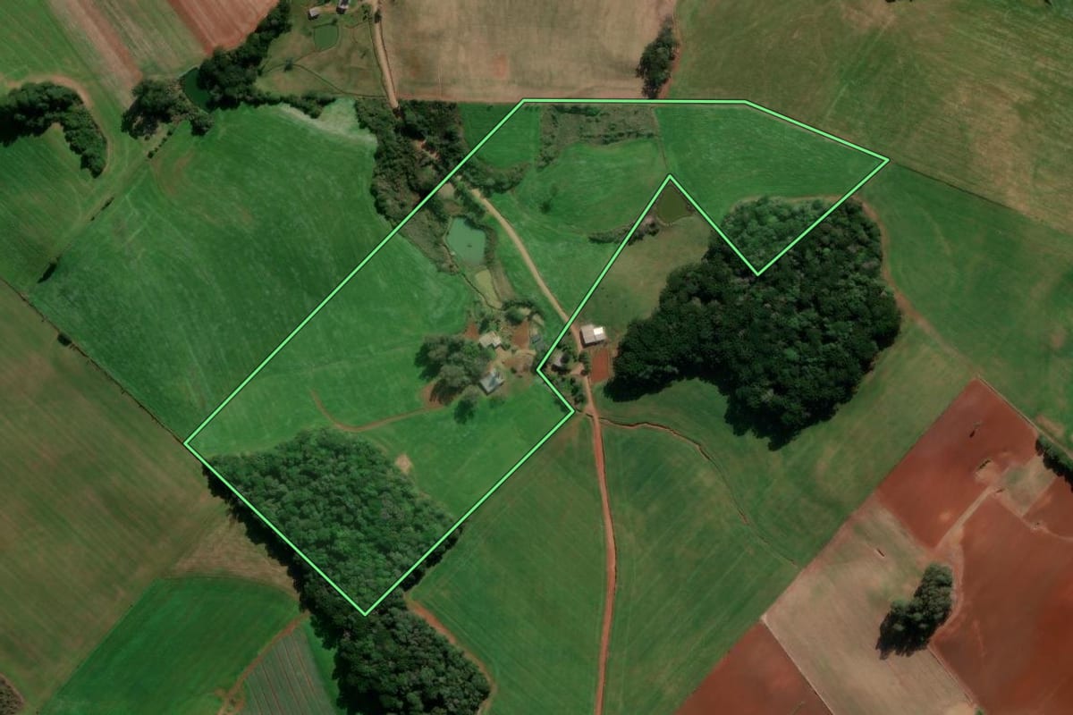 Imagem de satélite do imóvel rural em Ibiraiaras (RS), com o contorno declarado no CAR desenhado por cima.