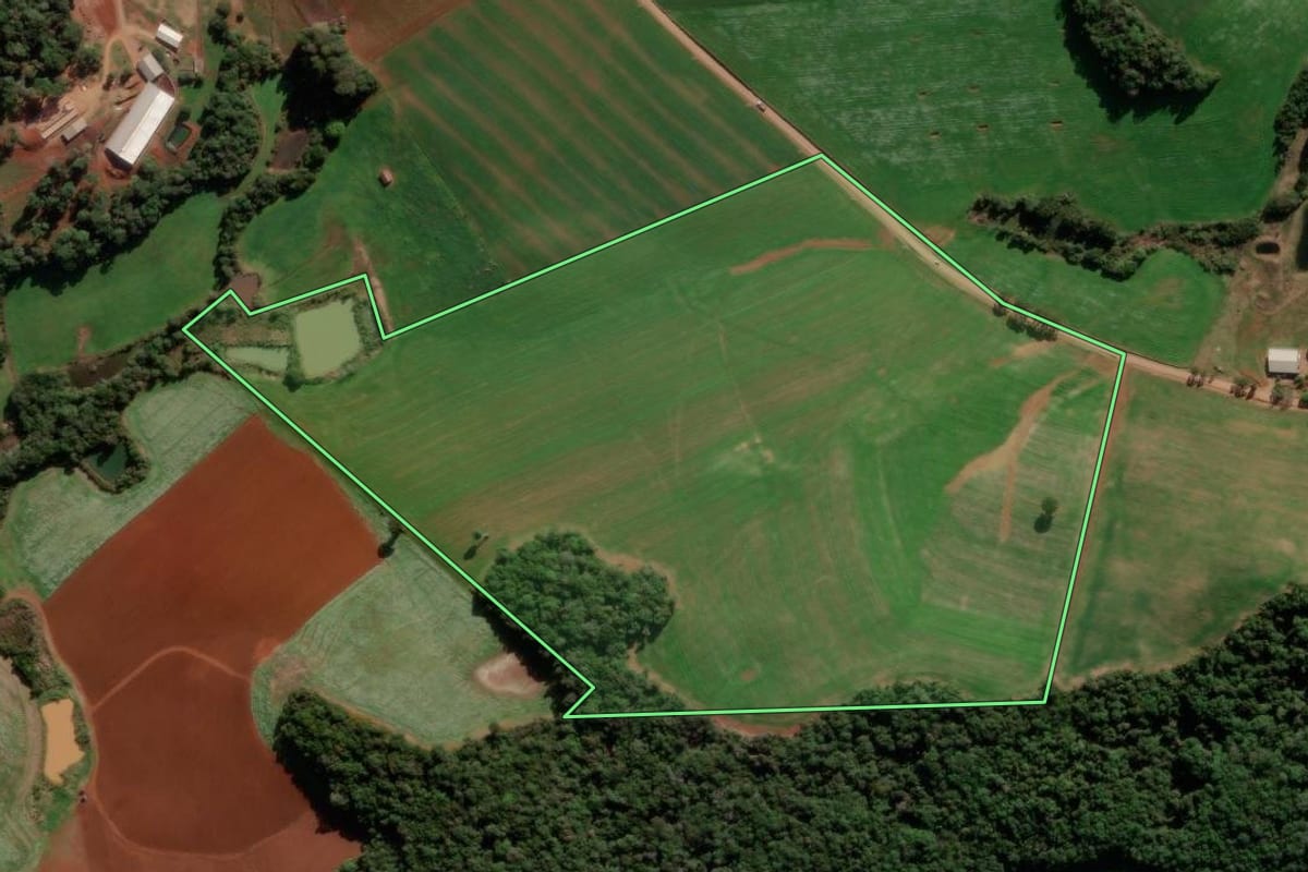 Imagem de satélite do imóvel rural em Ibiraiaras (RS), com o contorno declarado no CAR desenhado por cima.