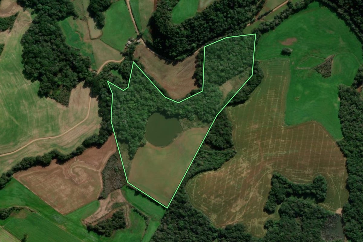 Imagem de satélite do imóvel rural em Ibiraiaras (RS), com o contorno declarado no CAR desenhado por cima.