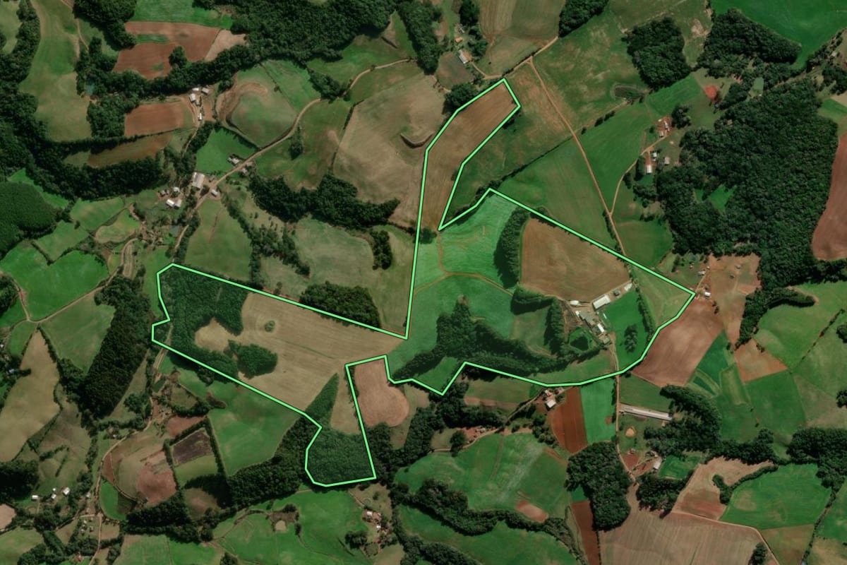 Imagem de satélite do imóvel rural em Ibiraiaras (RS), com o contorno declarado no CAR desenhado por cima.