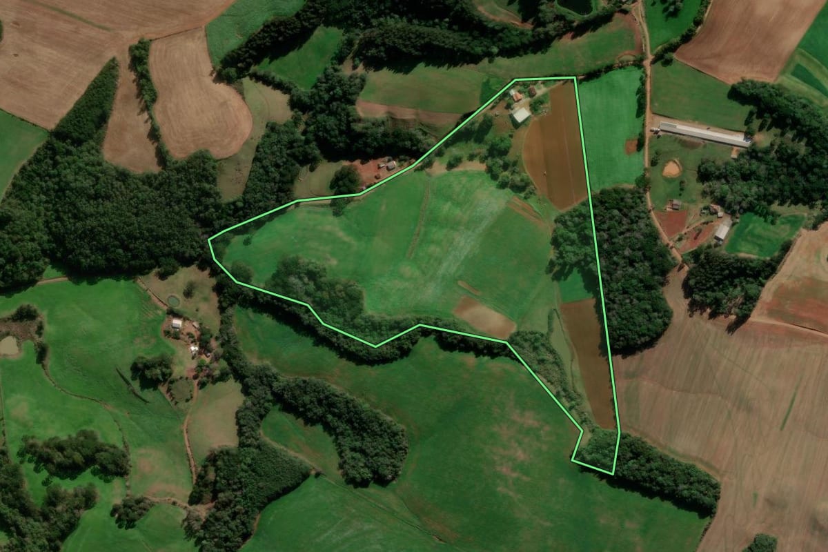 Imagem de satélite do imóvel rural em Ibiraiaras (RS), com o contorno declarado no CAR desenhado por cima.