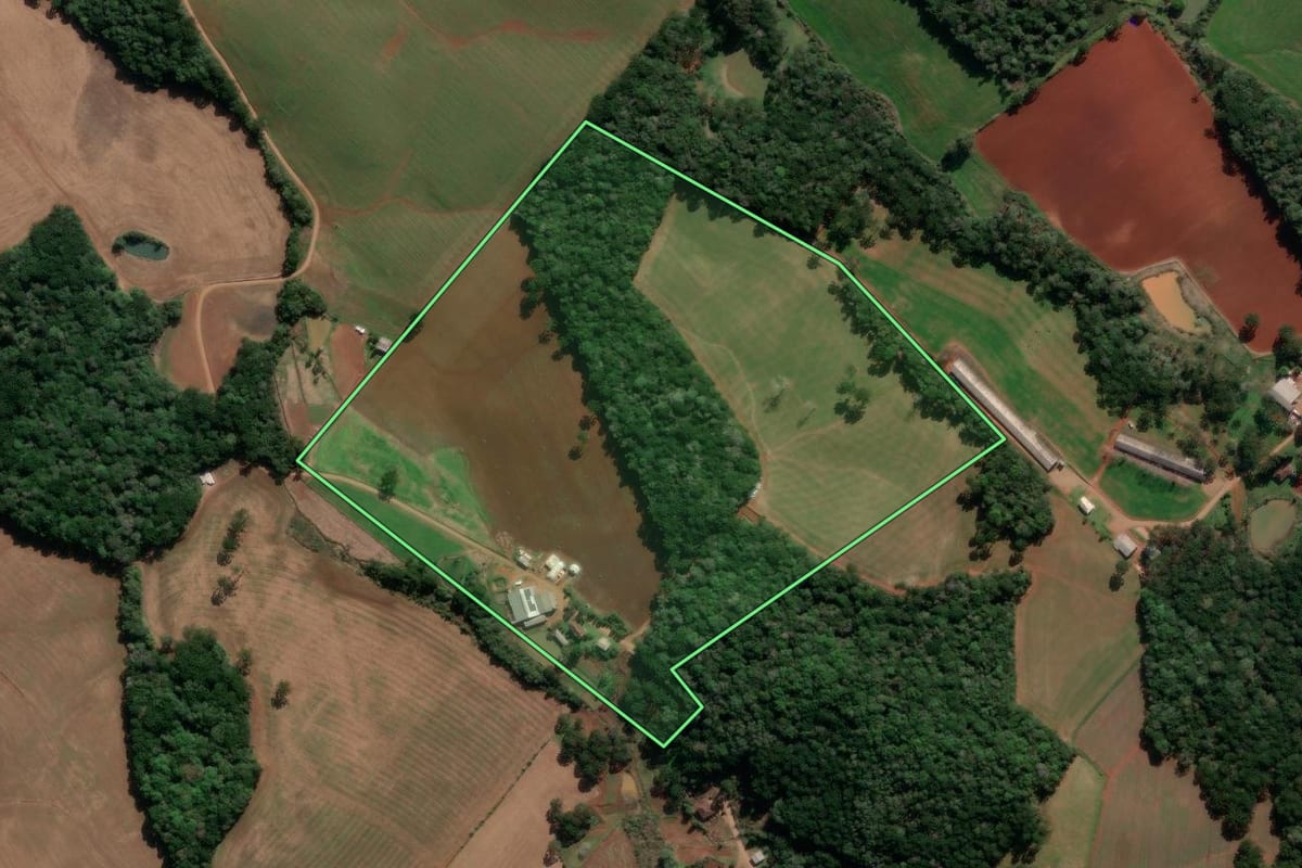 Imagem de satélite do imóvel rural em Ibiraiaras (RS), com o contorno declarado no CAR desenhado por cima.