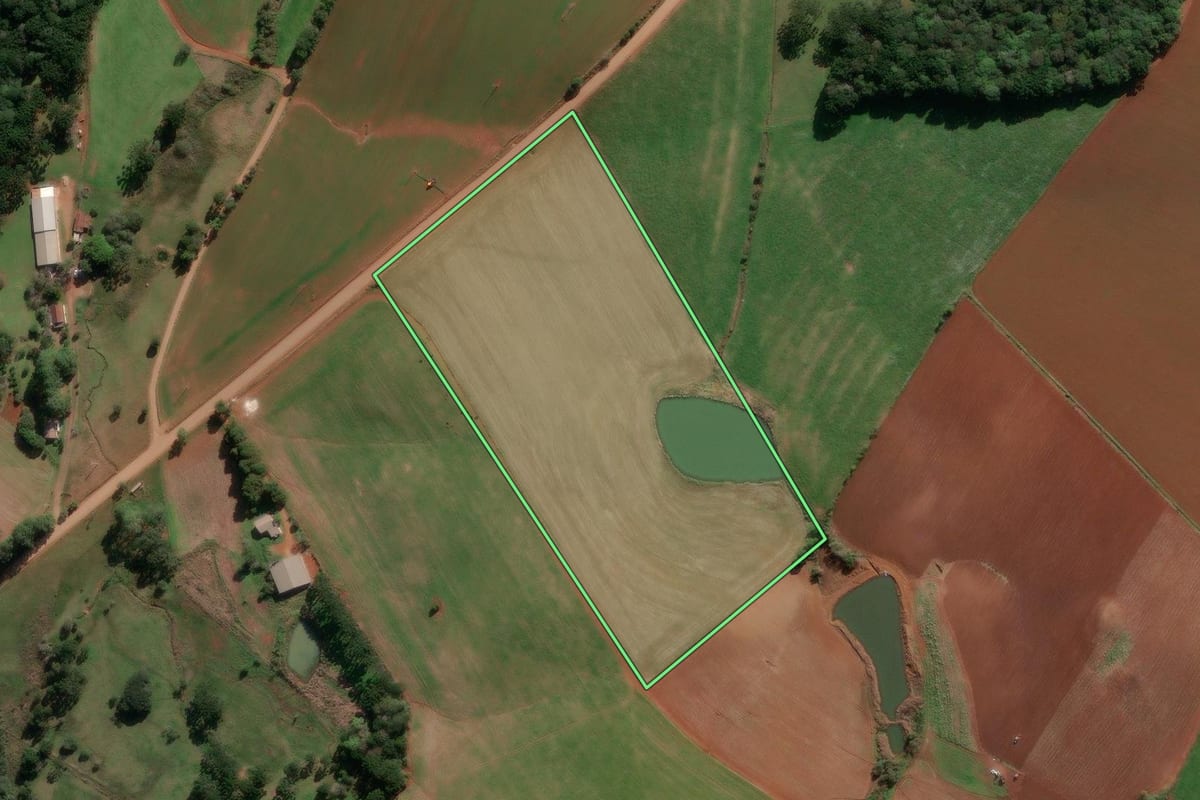 Imagem de satélite do imóvel rural em Ibiraiaras (RS), com o contorno declarado no CAR desenhado por cima.