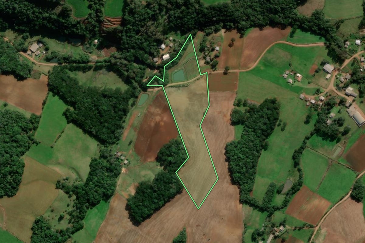 Imagem de satélite do imóvel rural em Ibiraiaras (RS), com o contorno declarado no CAR desenhado por cima.