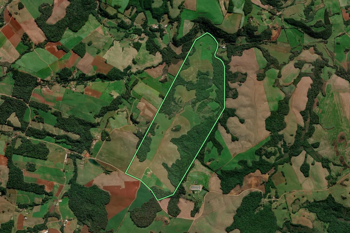 Imagem de satélite do imóvel rural em Ibiraiaras (RS), com o contorno declarado no CAR desenhado por cima.
