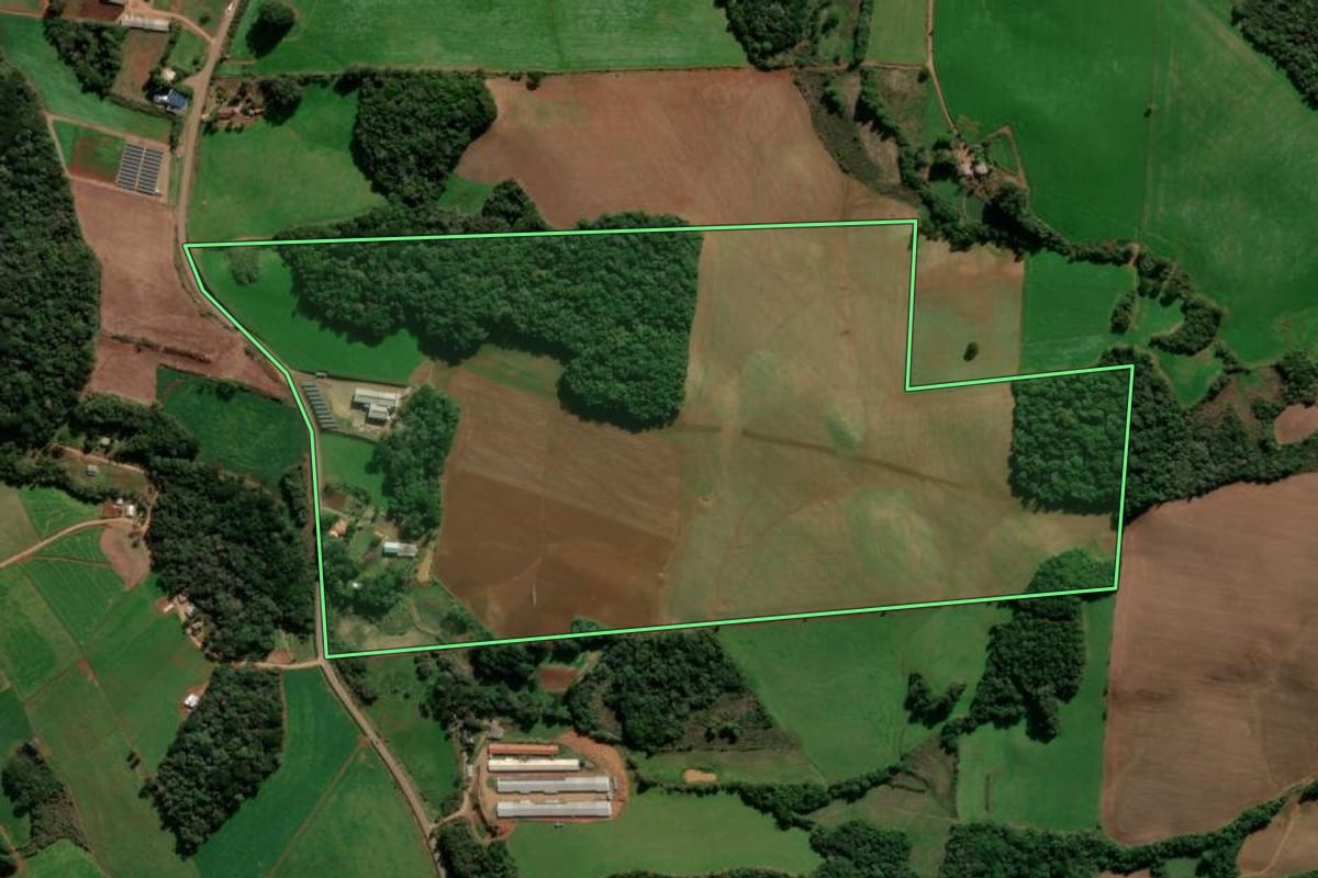 Imagem de satélite do imóvel rural em Ibiraiaras (RS), com o contorno declarado no CAR desenhado por cima.