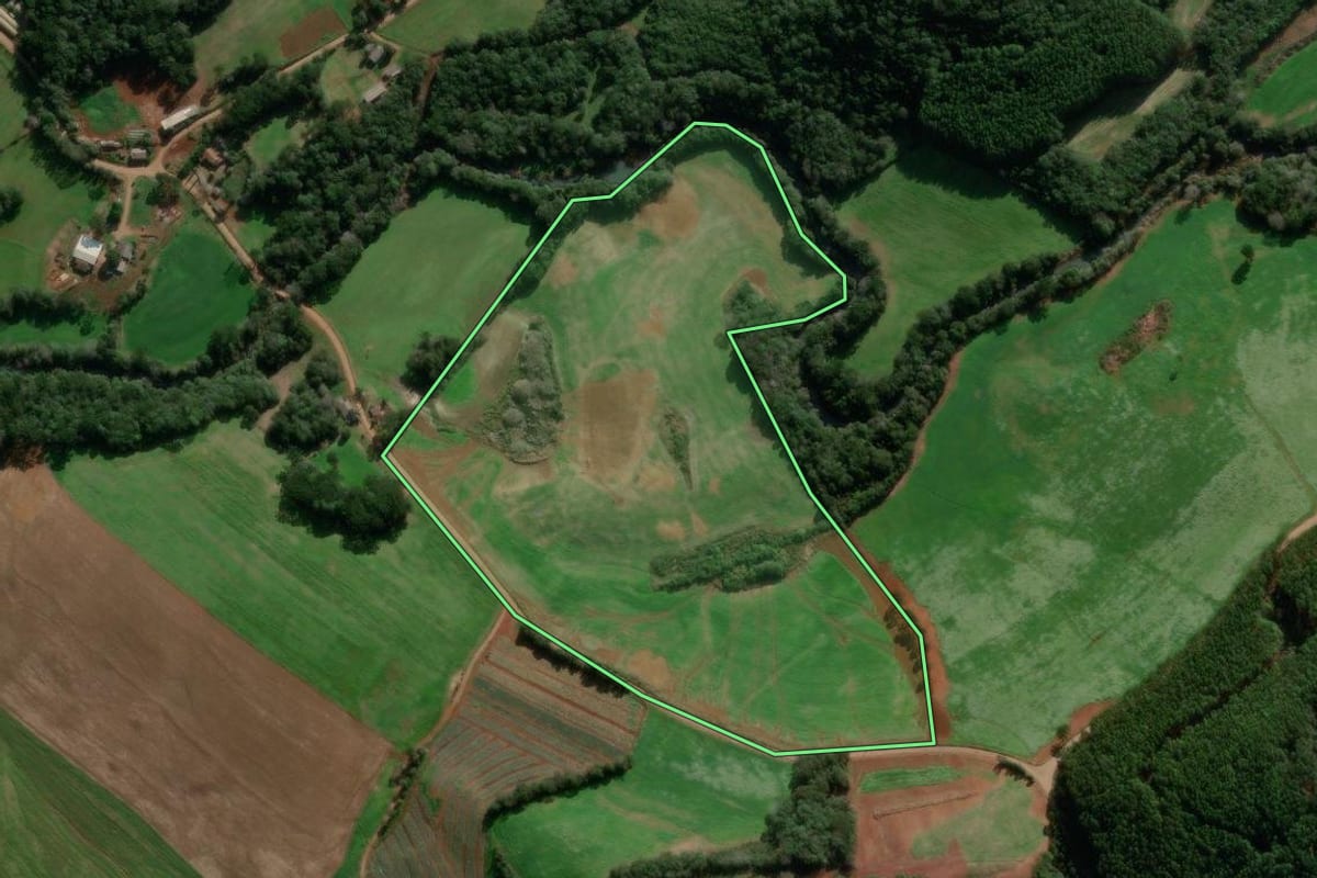 Imagem de satélite do imóvel rural em Ibiraiaras (RS), com o contorno declarado no CAR desenhado por cima.