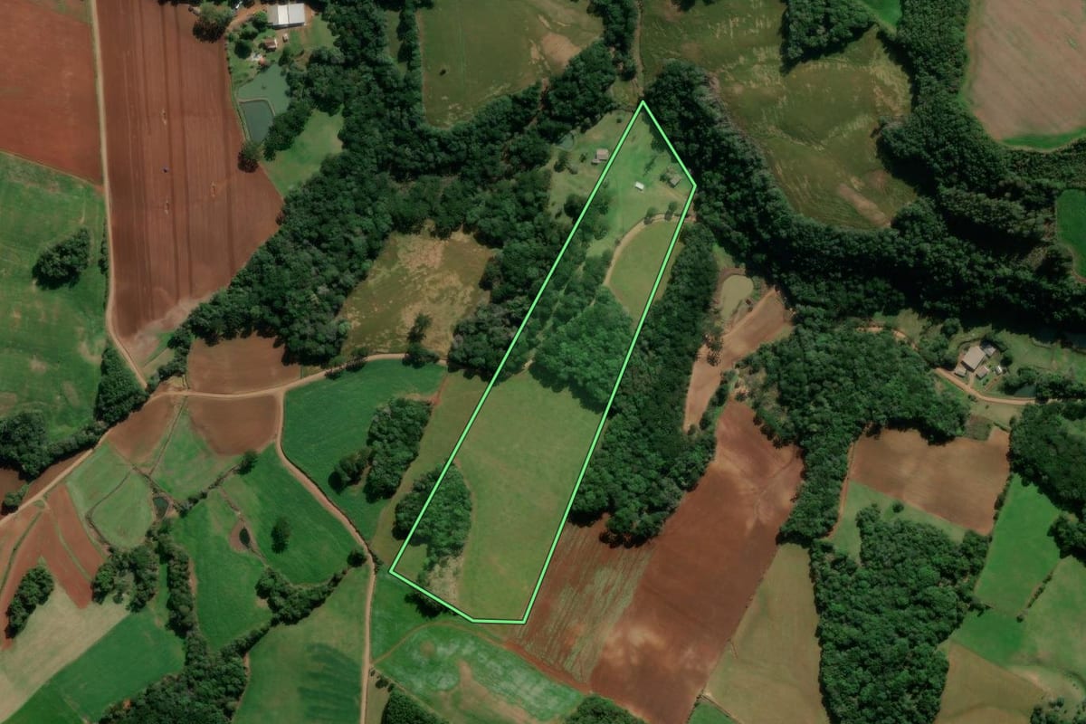 Imagem de satélite do imóvel rural em Ibiraiaras (RS), com o contorno declarado no CAR desenhado por cima.
