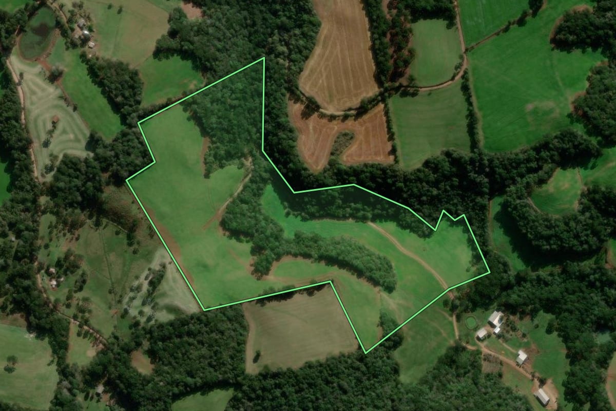 Imagem de satélite do imóvel rural em Ibiraiaras (RS), com o contorno declarado no CAR desenhado por cima.