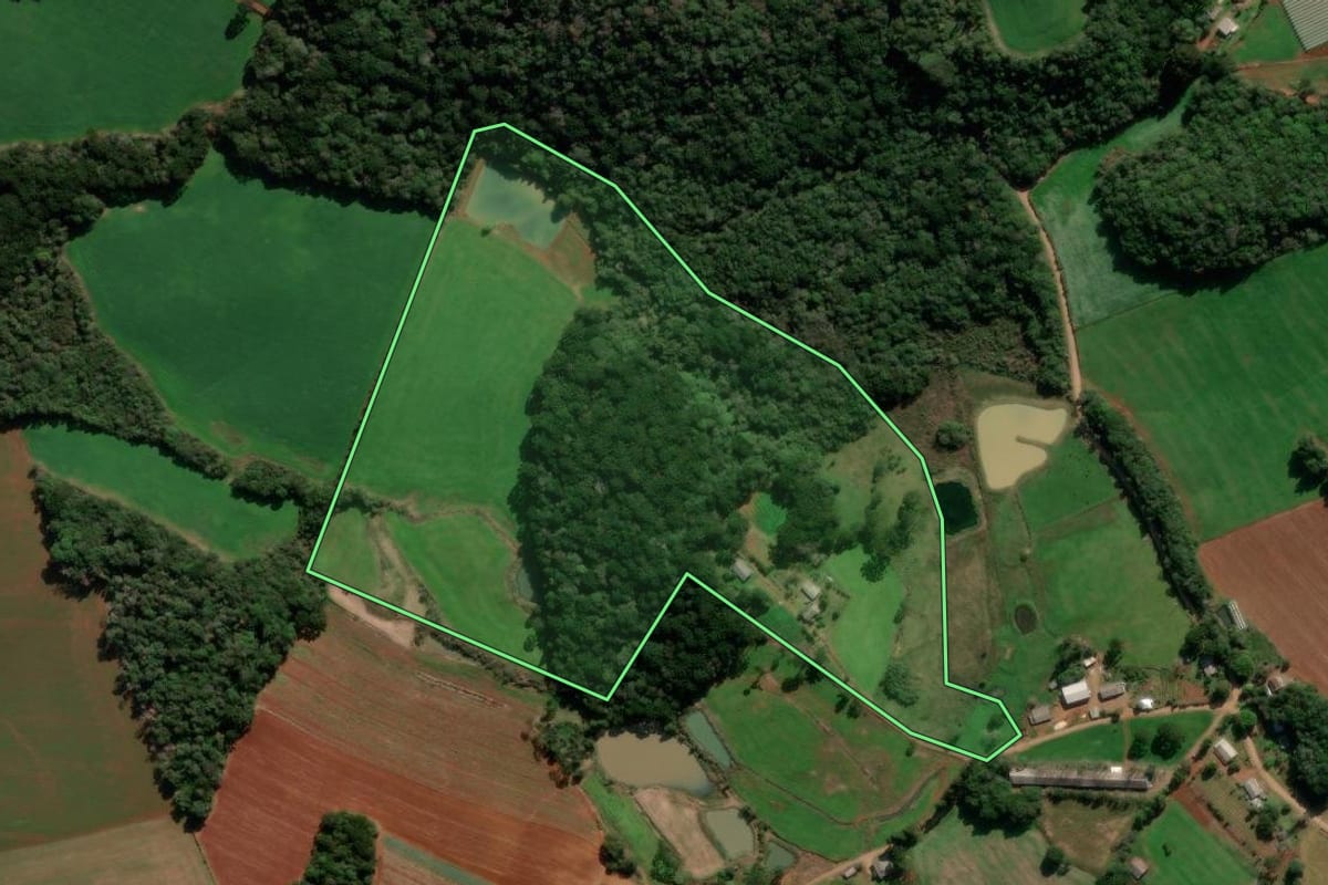 Imagem de satélite do imóvel rural em Ibiraiaras (RS), com o contorno declarado no CAR desenhado por cima.