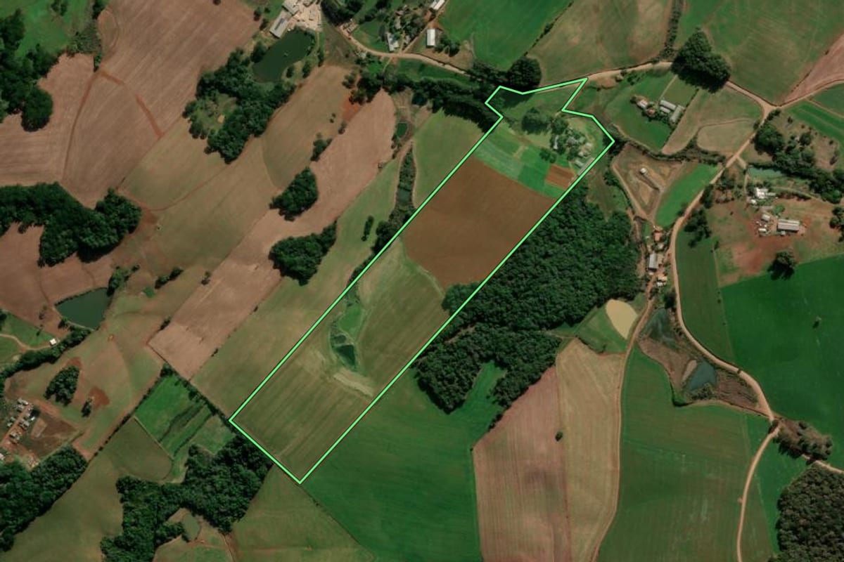 Imagem de satélite do imóvel rural em Ibiraiaras (RS), com o contorno declarado no CAR desenhado por cima.