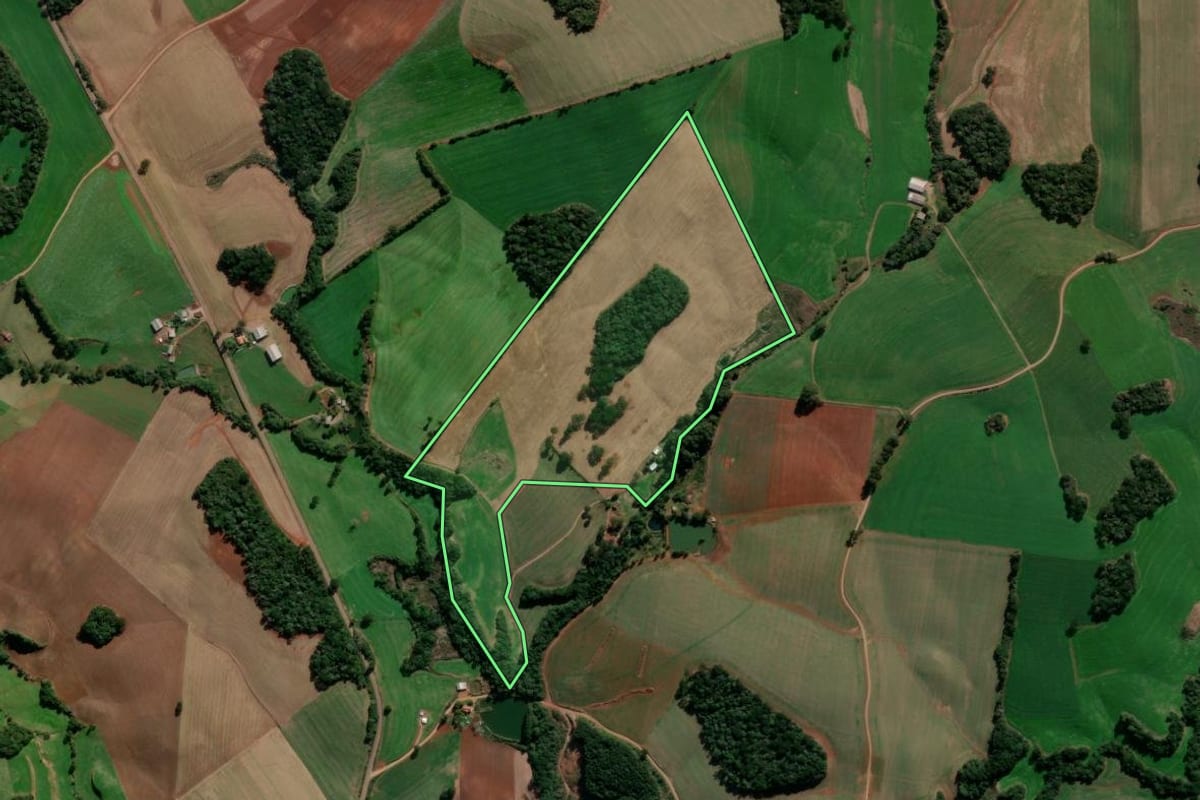 Imagem de satélite do imóvel rural em Ibiraiaras (RS), com o contorno declarado no CAR desenhado por cima.