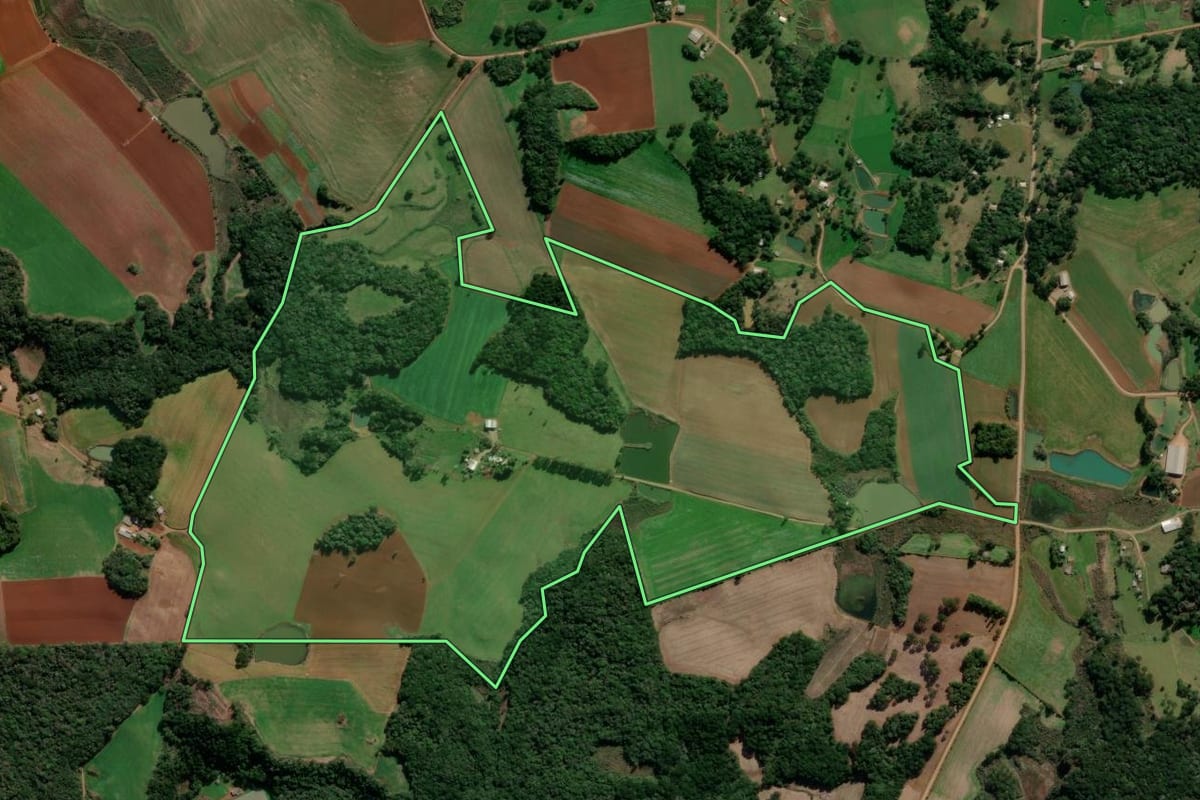 Imagem de satélite do imóvel rural em Ibiraiaras (RS), com o contorno declarado no CAR desenhado por cima.