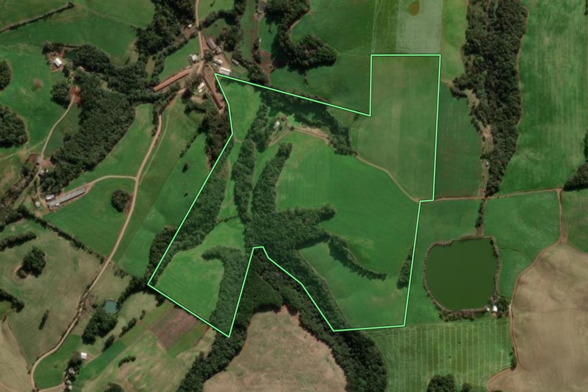 Imagem de satélite do imóvel rural em Ibiraiaras (RS), com o contorno declarado no CAR desenhado por cima.