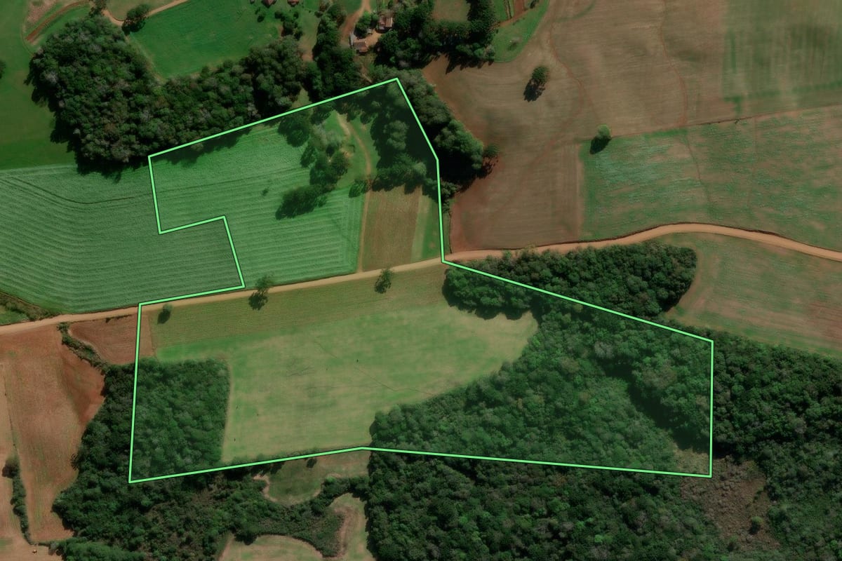 Imagem de satélite do imóvel rural em Ibiraiaras (RS), com o contorno declarado no CAR desenhado por cima.