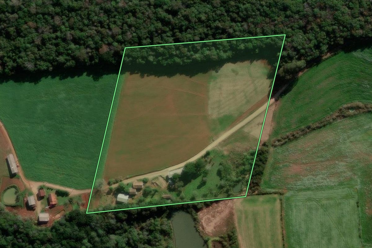 Imagem de satélite do imóvel rural em Ibiraiaras (RS), com o contorno declarado no CAR desenhado por cima.