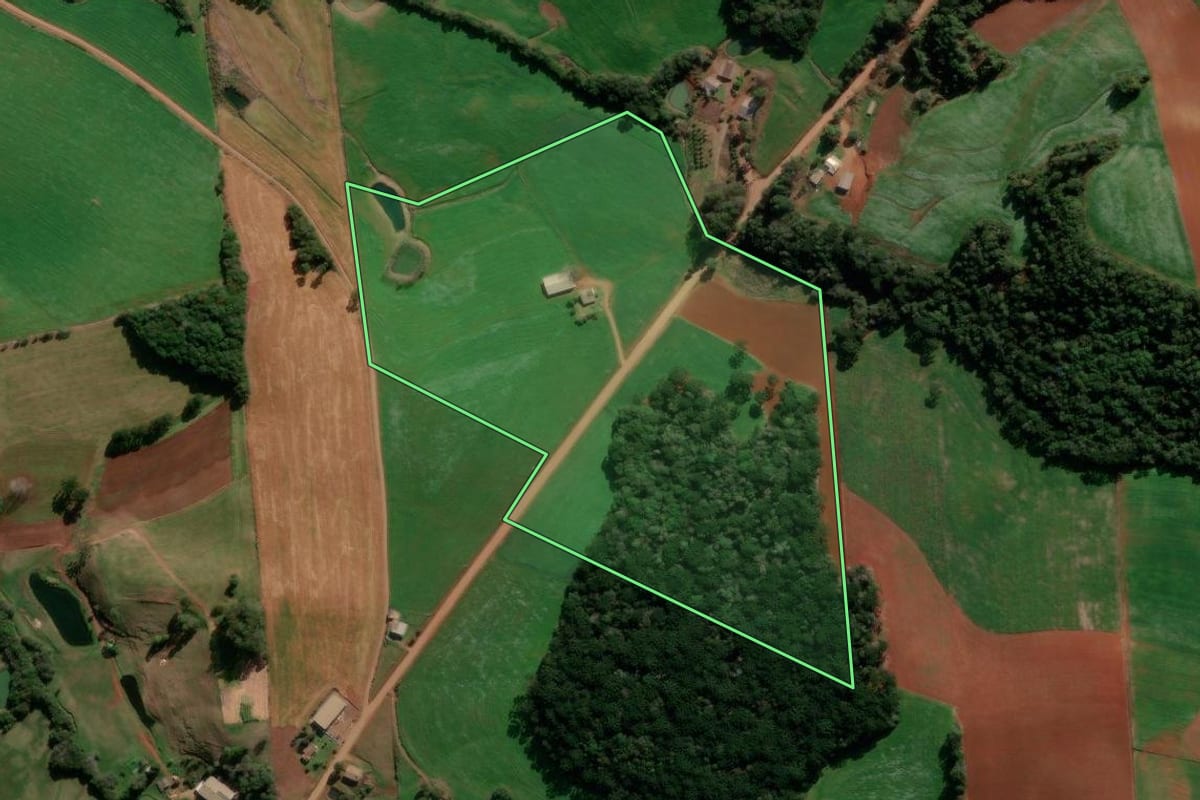 Imagem de satélite do imóvel rural em Ibiraiaras (RS), com o contorno declarado no CAR desenhado por cima.