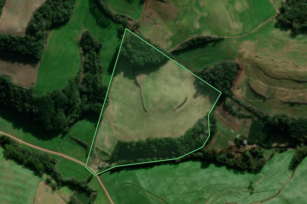 Imagem de satélite do imóvel rural em Ibiraiaras (RS), com o contorno declarado no CAR desenhado por cima.
