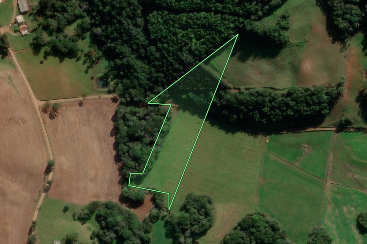 Imagem de satélite do imóvel rural em Ibiraiaras (RS), com o contorno declarado no CAR desenhado por cima.