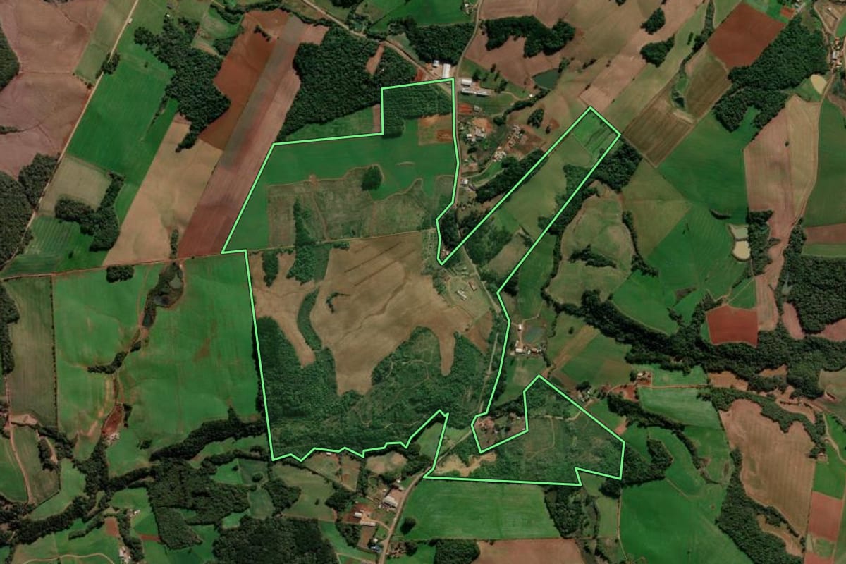 Imagem de satélite do imóvel rural em Ibiraiaras (RS), com o contorno declarado no CAR desenhado por cima.