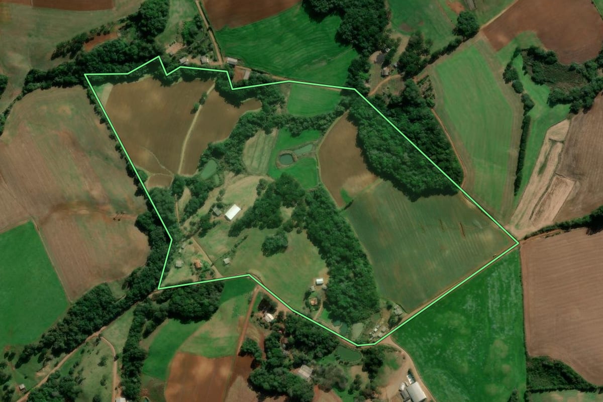 Imagem de satélite do imóvel rural em Ibiraiaras (RS), com o contorno declarado no CAR desenhado por cima.
