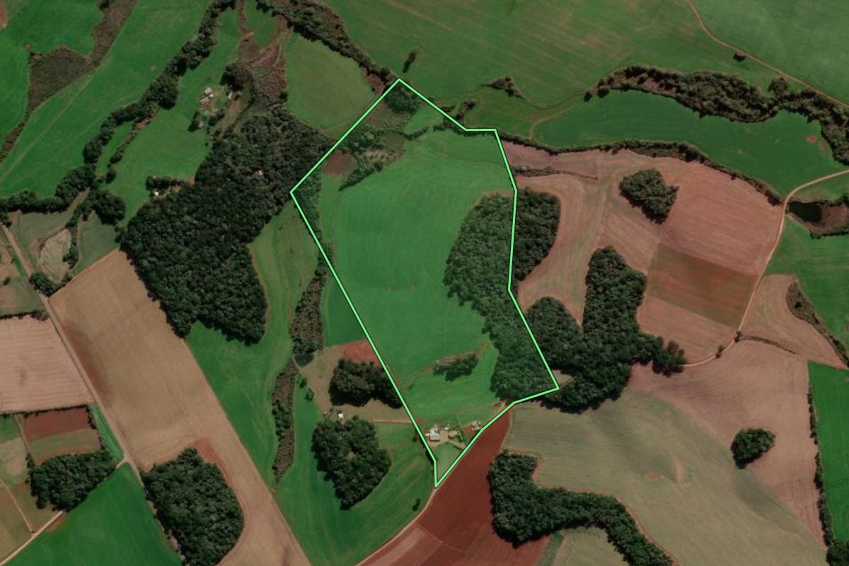 Imagem de satélite do imóvel rural em Ibiraiaras (RS), com o contorno declarado no CAR desenhado por cima.