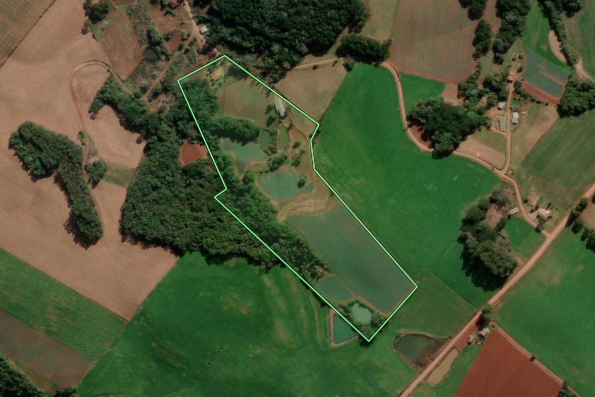Imagem de satélite do imóvel rural em Ibiraiaras (RS), com o contorno declarado no CAR desenhado por cima.