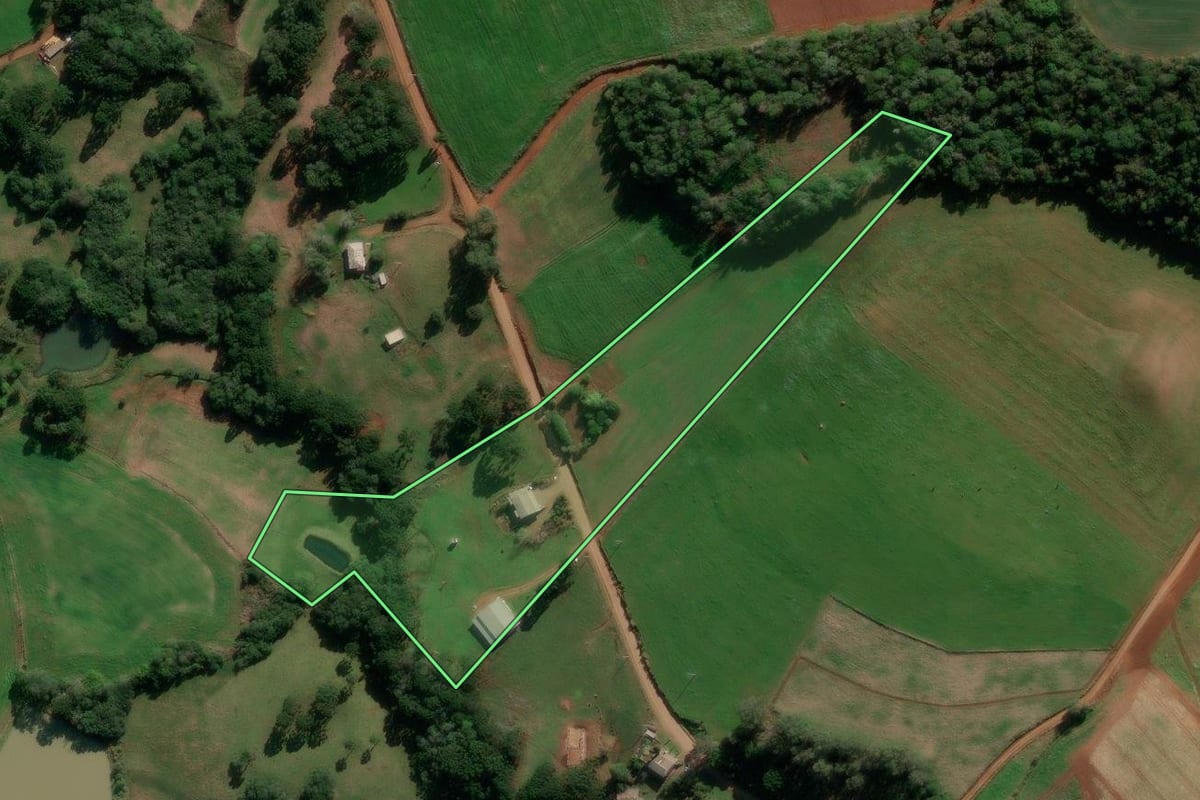 Imagem de satélite do imóvel rural em Ibiraiaras (RS), com o contorno declarado no CAR desenhado por cima.