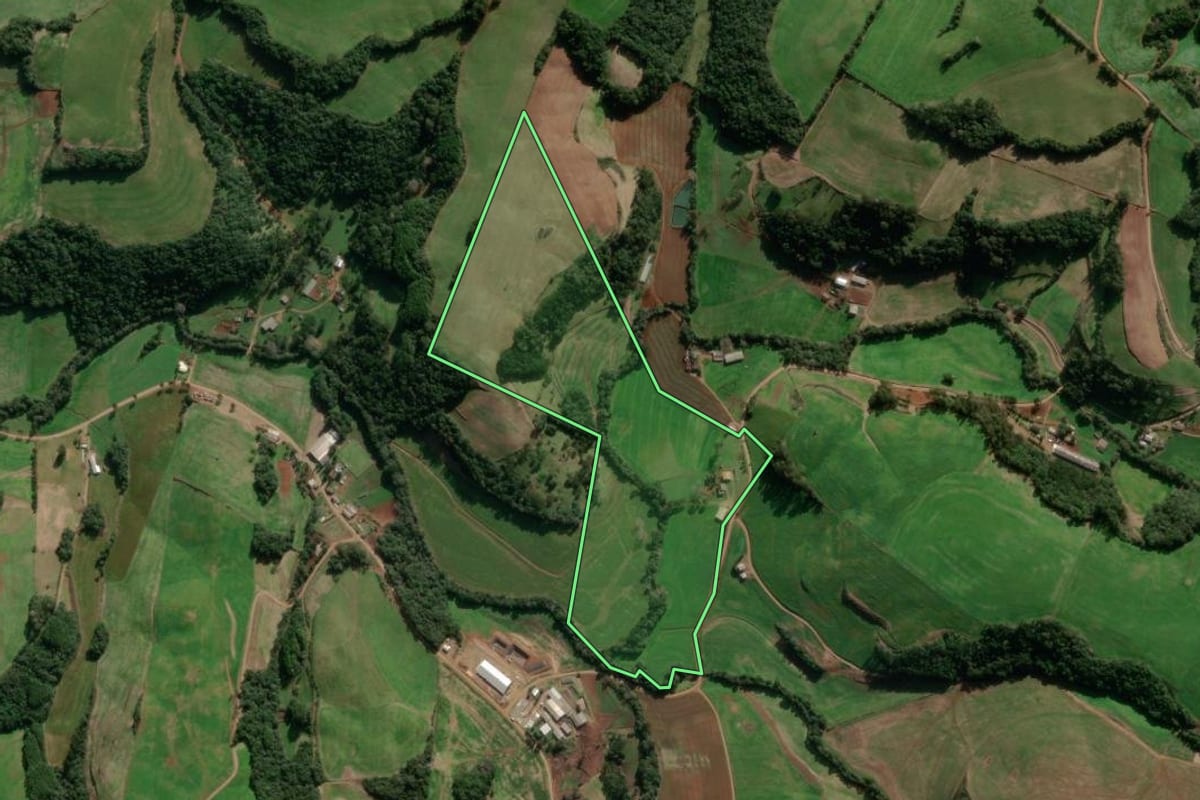 Imagem de satélite do imóvel rural em Ibiraiaras (RS), com o contorno declarado no CAR desenhado por cima.