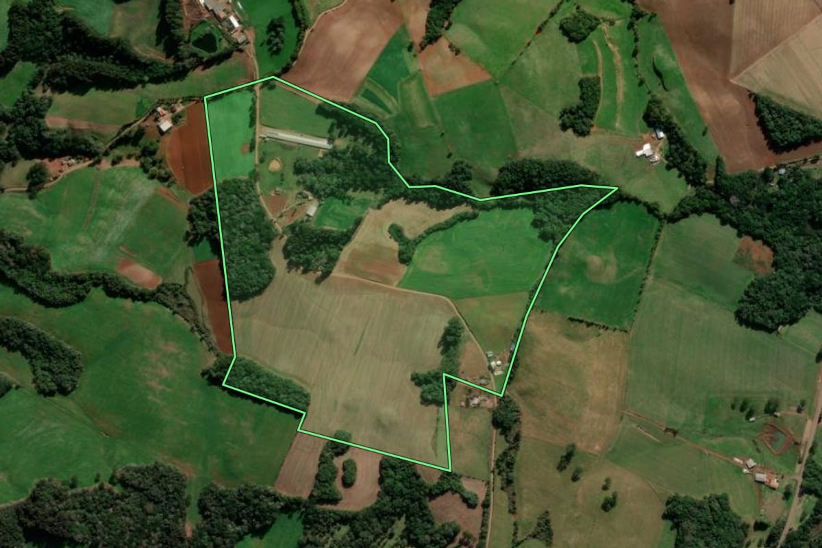 Imagem de satélite do imóvel rural em Ibiraiaras (RS), com o contorno declarado no CAR desenhado por cima.