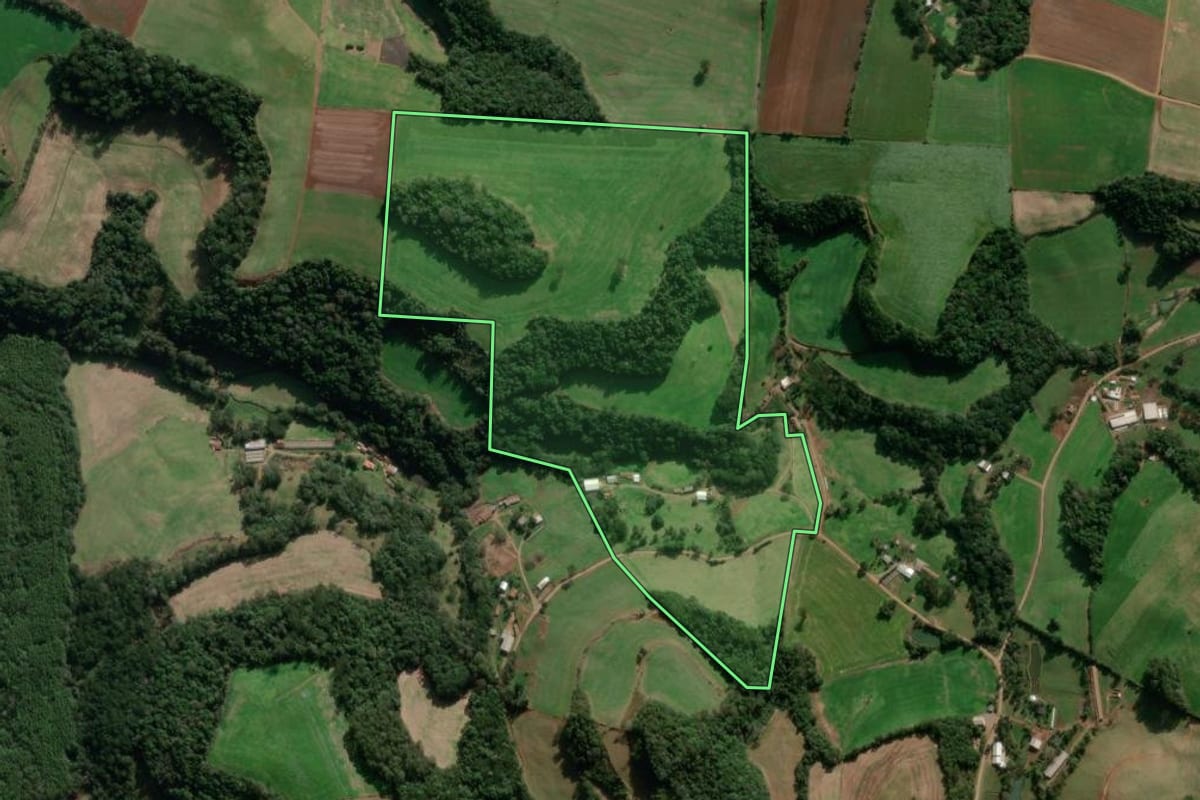 Imagem de satélite do imóvel rural em Ibiraiaras (RS), com o contorno declarado no CAR desenhado por cima.