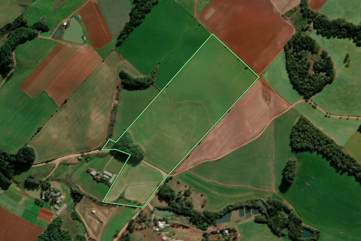 Imagem de satélite do imóvel rural em Ibiraiaras (RS), com o contorno declarado no CAR desenhado por cima.