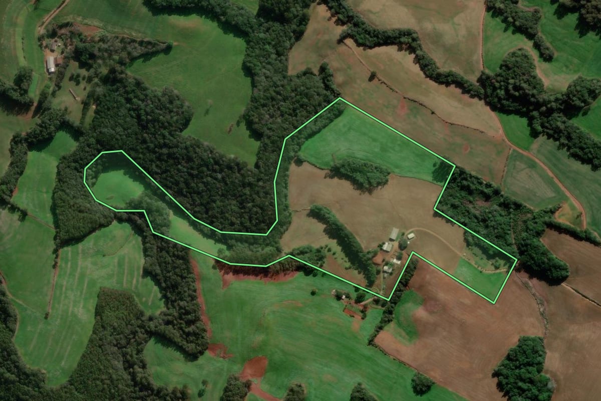 Imagem de satélite do imóvel rural em Ibiraiaras (RS), com o contorno declarado no CAR desenhado por cima.
