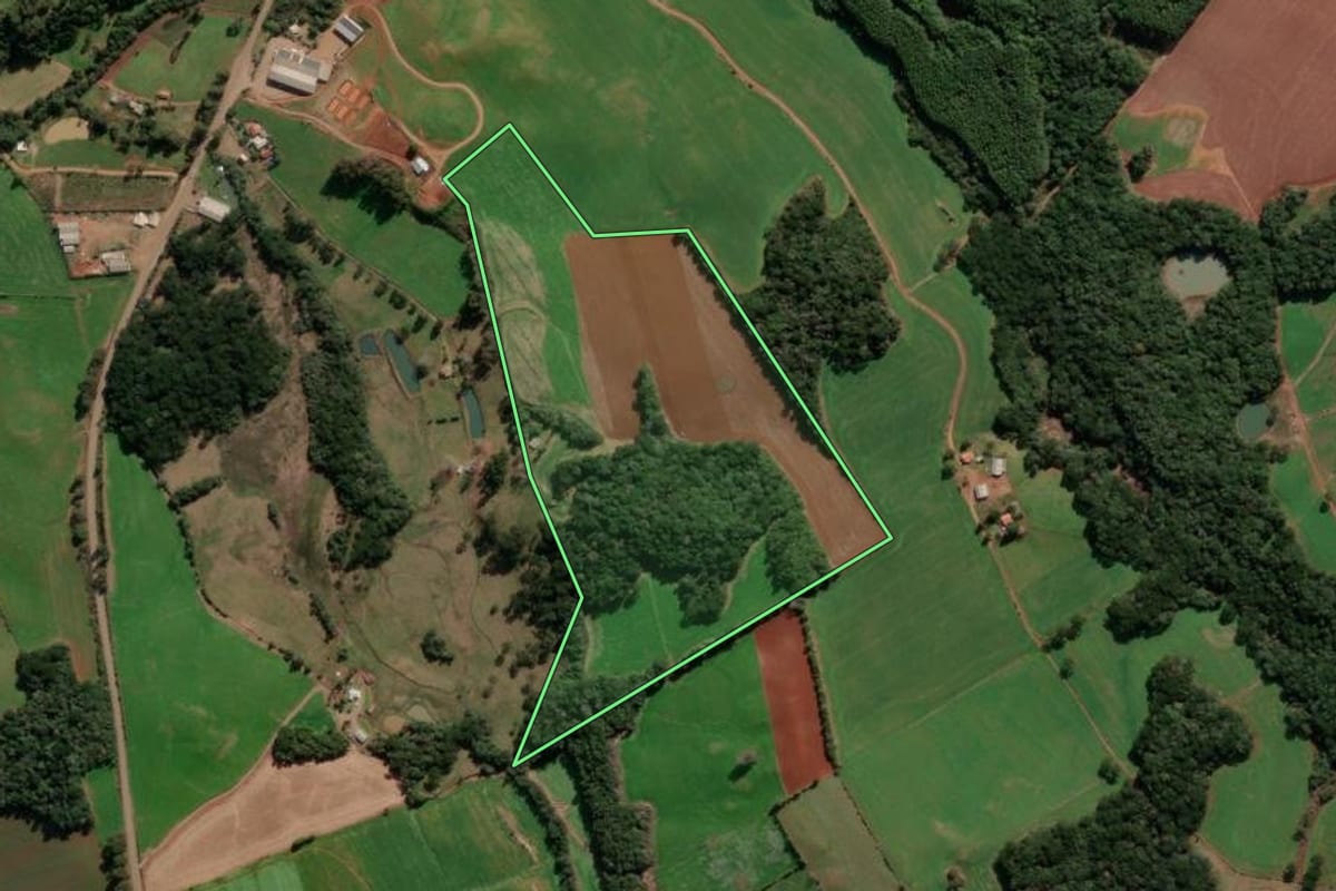 Imagem de satélite do imóvel rural em Ibiraiaras (RS), com o contorno declarado no CAR desenhado por cima.