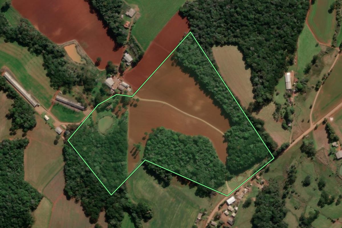 Imagem de satélite do imóvel rural em Ibiraiaras (RS), com o contorno declarado no CAR desenhado por cima.