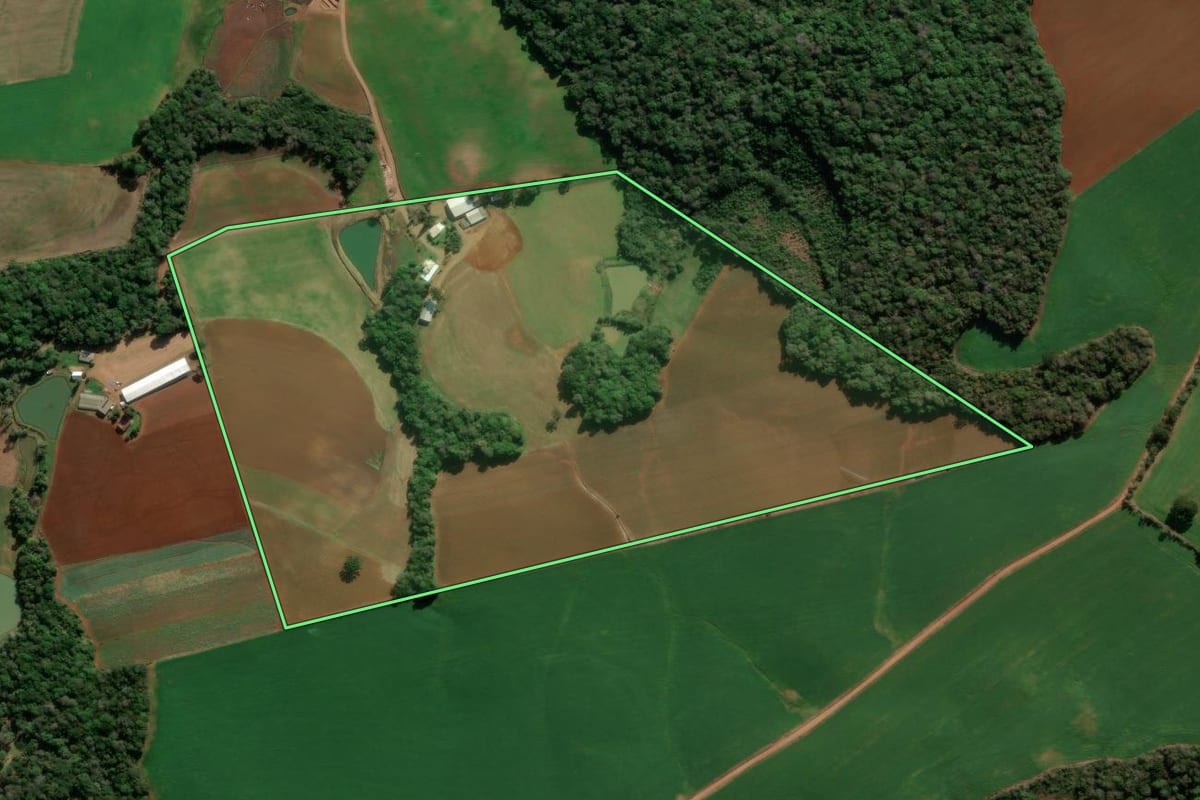 Imagem de satélite do imóvel rural em Ibiraiaras (RS), com o contorno declarado no CAR desenhado por cima.