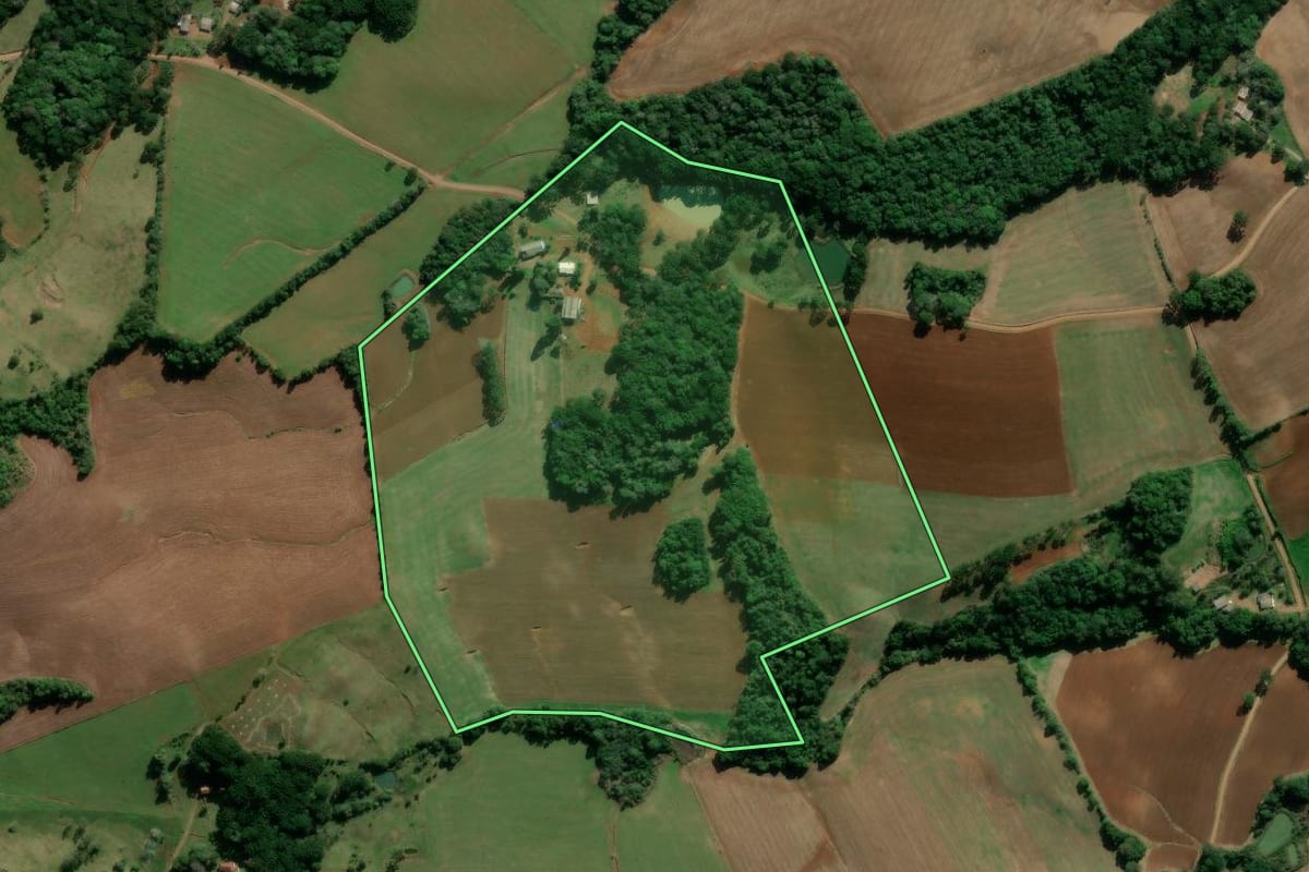 Imagem de satélite do imóvel rural em Ibiraiaras (RS), com o contorno declarado no CAR desenhado por cima.