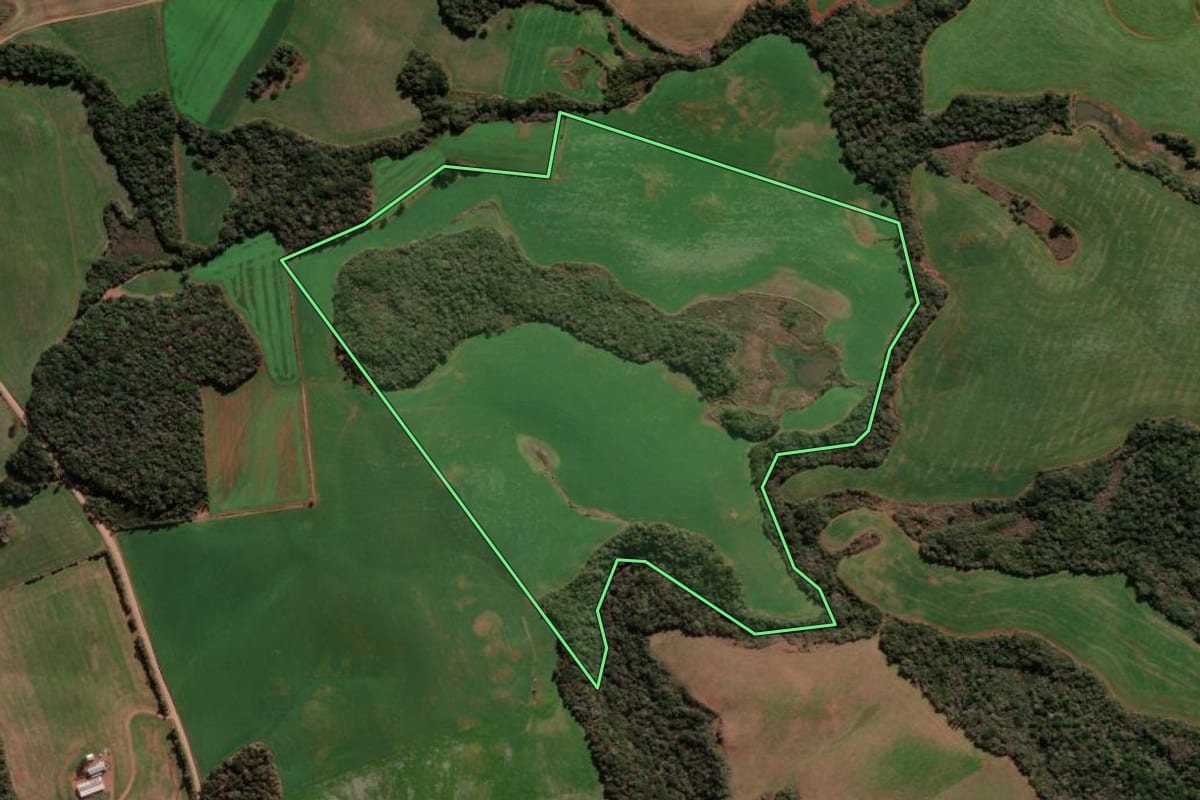 Imagem de satélite do imóvel rural em Ibiraiaras (RS), com o contorno declarado no CAR desenhado por cima.