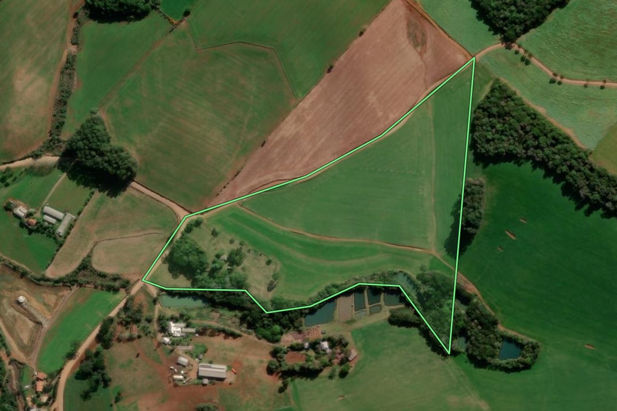 Imagem de satélite do imóvel rural em Ibiraiaras (RS), com o contorno declarado no CAR desenhado por cima.
