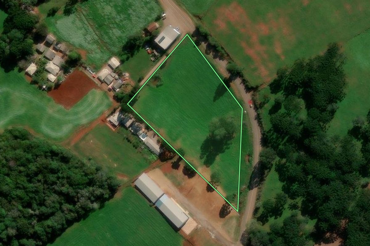 Imagem de satélite do imóvel rural em Ibiraiaras (RS), com o contorno declarado no CAR desenhado por cima.