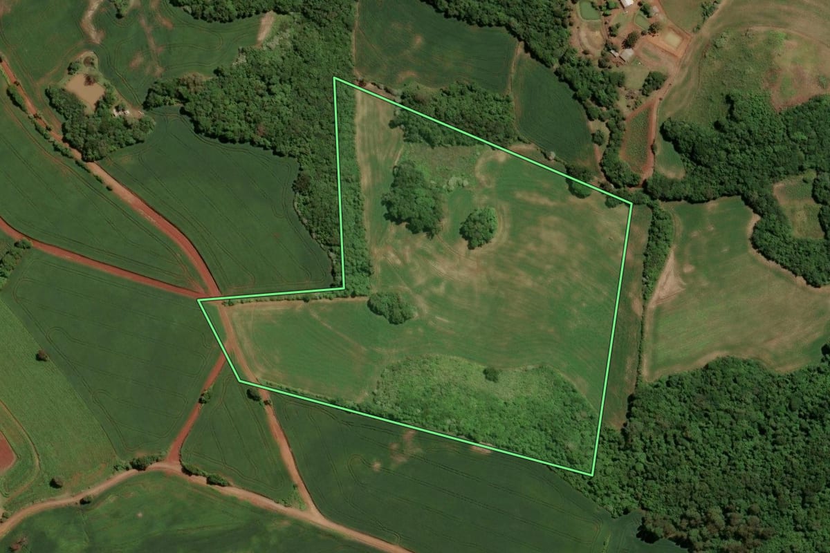 Imagem de satélite do imóvel rural em Ibirapuitã (RS), com o contorno declarado no CAR desenhado por cima.
