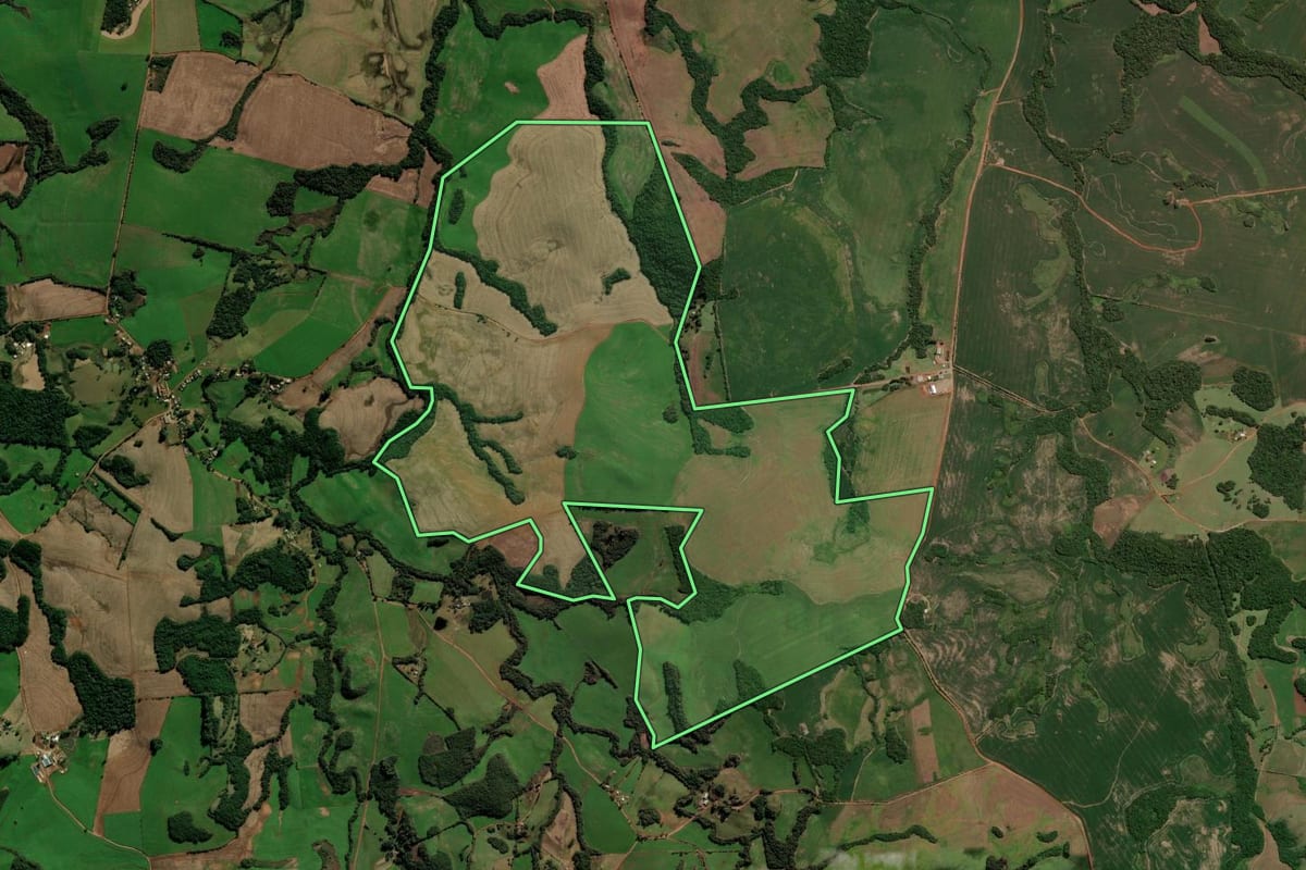 Imagem de satélite do imóvel rural em Ibirapuitã (RS), com o contorno declarado no CAR desenhado por cima.