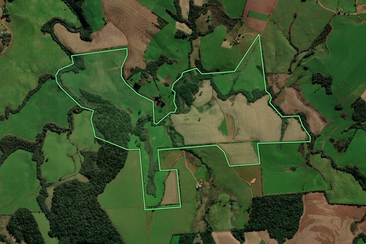 Imagem de satélite do imóvel rural em Ibirapuitã (RS), com o contorno declarado no CAR desenhado por cima.