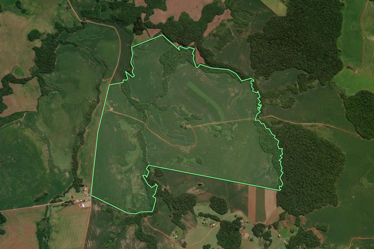 Imagem de satélite do imóvel rural em Ibirapuitã (RS), com o contorno declarado no CAR desenhado por cima.
