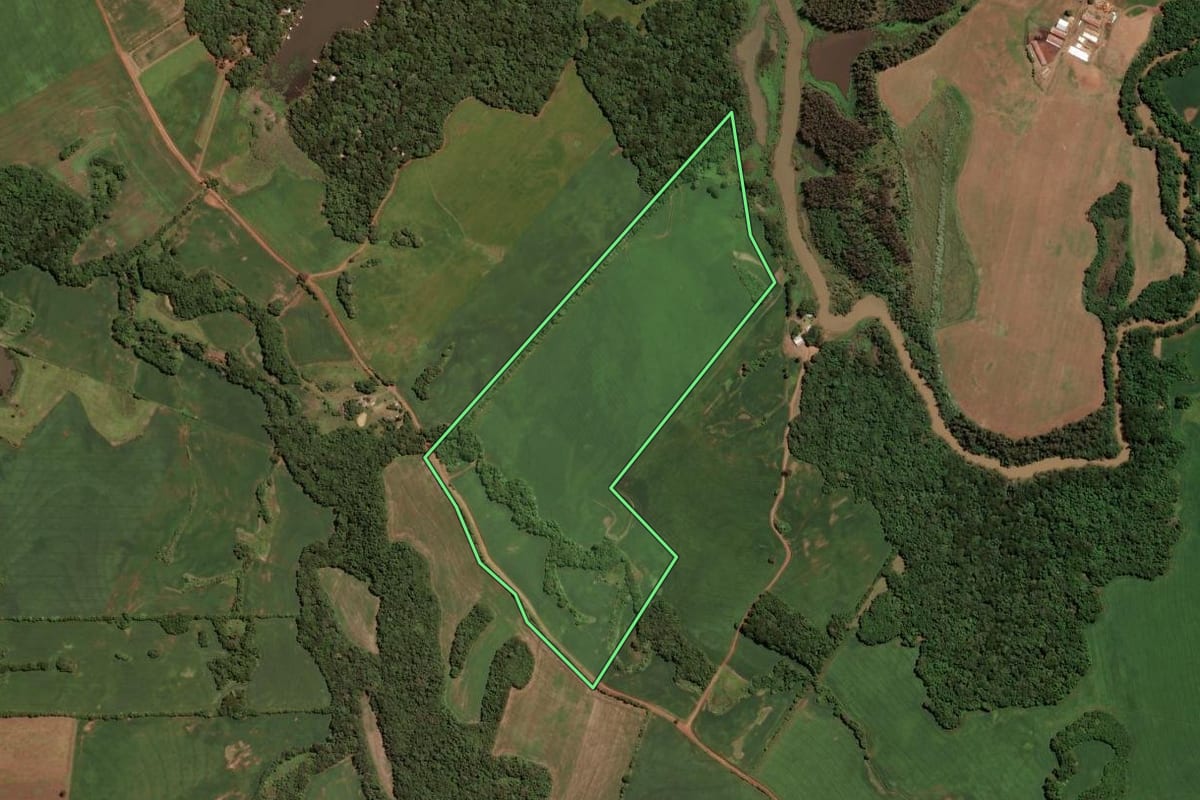 Imagem de satélite do imóvel rural em Ibirapuitã (RS), com o contorno declarado no CAR desenhado por cima.